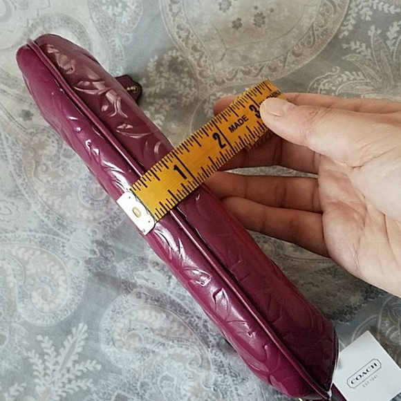 TAKING OFFERS Coach Peyton Patent Leather Wristlet - Picture 5 of 5